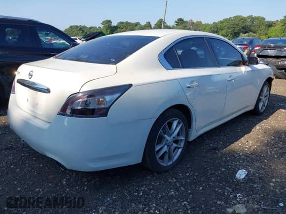 2014 Nissan Maxima S z VIN 1N4AA5AP6EC443355, wystawiony jako IAAI lot #42940773 z przebiegiem 127 130 mil mil oraz . Historia ofert i sprzedaży dostępna na DreamBid. Obrazek 4.