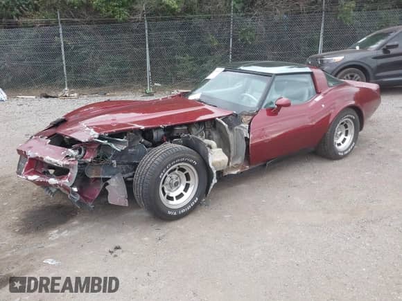 1981 Chevrolet Corvette z VIN 1G1AY8762BS409252, wystawiony jako IAAI lot #43573431 z przebiegiem 42 765 mil mil oraz . Historia ofert i sprzedaży dostępna na DreamBid. Obrazek 2.