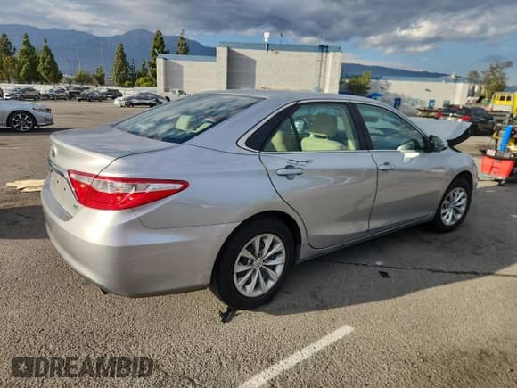 2017 Toyota Camry LE z VIN 4T1BF1FK7HU800073, wystawiony jako Copart lot #86455635 z przebiegiem Nie podano mil oraz Szkoda całkowita • Salvage title. Historia ofert i sprzedaży dostępna na DreamBid. Obrazek 3.