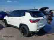 2019 Jeep Compass Altitude z VIN 3C4NJCBB3KT637375, wystawiony jako IAAI lot #42408775 z przebiegiem 114 977 mil mil oraz . Historia ofert i sprzedaży dostępna na DreamBid. Obrazek 3.