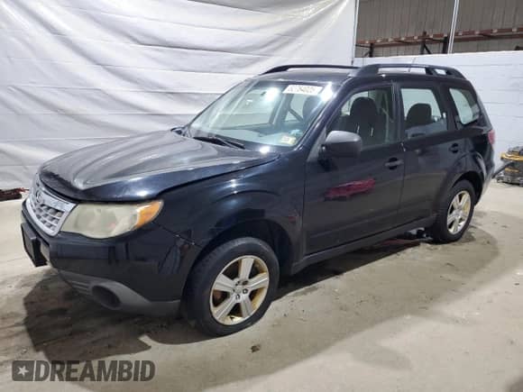2013 Subaru Forester X z VIN JF2SHABC0DG437025, wystawiony jako Copart lot #82764025 z przebiegiem 234 398 mil mil oraz Czysty tytuł • Clean title. Historia ofert i sprzedaży dostępna na DreamBid. Obrazek 1.