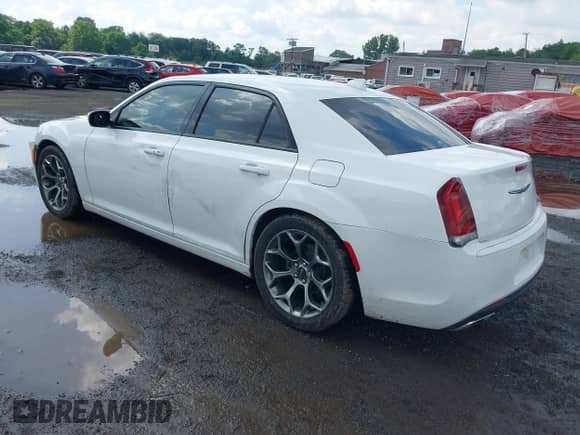 2016 Chrysler 300 S Alloy Edition z VIN 2C3CCABG5GH269464, wystawiony jako IAAI lot #42733499 z przebiegiem 137 056 mil mil oraz . Historia ofert i sprzedaży dostępna na DreamBid. Obrazek 3.