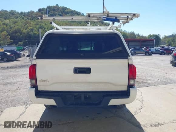 2018 Toyota Tacoma SR с VIN 5TFSX5EN3JX062622, выставлен на аукционе IAAI как лот 43175856 с пробегом 158 687 миль миль и . История ставок и продаж доступна на DreamBid. Изображение 17.