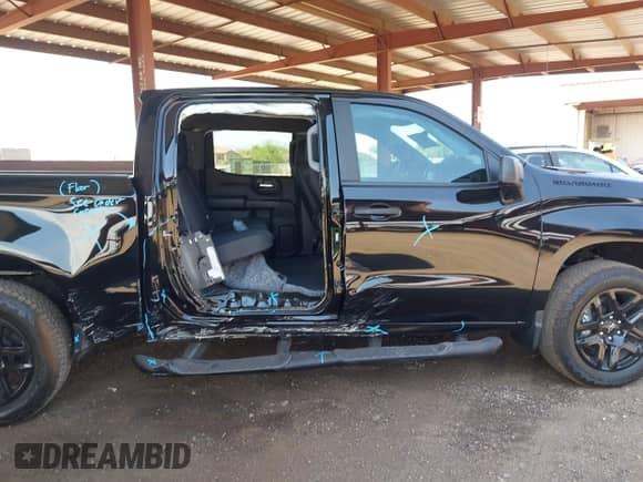2024 Chevrolet Silverado 1500 Custom z VIN 3GCPDBEK6RG283165, wystawiony jako IAAI lot #42967173 z przebiegiem 17 266 mil mil oraz . Historia ofert i sprzedaży dostępna na DreamBid. Obrazek 14.