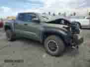 2025 Toyota Tacoma SR z VIN 3TMLB5JN0SM116426, wystawiony jako Copart lot #71132675 z przebiegiem 16 452 mil mil oraz Szkoda całkowita • Salvage title. Historia ofert i sprzedaży dostępna na DreamBid. Obrazek 4.