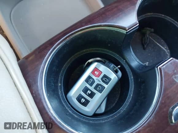 2012 Toyota Sienna XLE z VIN 5TDDK3DC5CS039427, wystawiony jako IAAI lot #43516721 z przebiegiem 227 973 mil mil oraz . Historia ofert i sprzedaży dostępna na DreamBid. Obrazek 11.