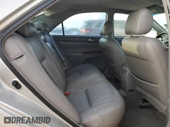 2003 Toyota Camry XLE z VIN 4T1BE32KX3U241602, wystawiony jako Copart lot #87294065 z przebiegiem 215 054 mil mil oraz Szkoda całkowita • Salvage title. Historia ofert i sprzedaży dostępna na DreamBid. Obrazek 10.