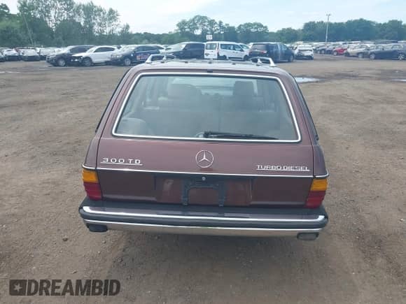 1985 Mercedes-Benz 300 с VIN WDBAB93C2FF052601, выставлен на аукционе IAAI как лот 42757148 с пробегом 227 014 миль миль и . История ставок и продаж доступна на DreamBid. Изображение 16.