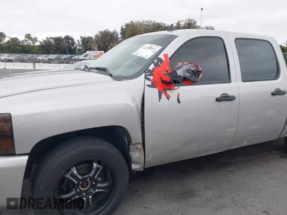 2011 Chevrolet Silverado 1500 LS z VIN 3GCPKREA4BG390355, wystawiony jako IAAI lot #42206957 z przebiegiem 153 766 mil mil oraz . Historia ofert i sprzedaży dostępna na DreamBid. Obrazek 6.