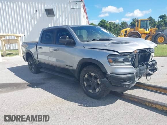 2019 Ram 1500 Rebel z VIN 1C6SRFLT6KN657759, wystawiony jako IAAI lot #41721482 z przebiegiem 142 089 mil mil oraz . Historia ofert i sprzedaży dostępna na DreamBid. Obrazek 1.