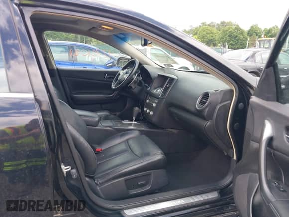 2014 Nissan Maxima SV z VIN 1N4AA5AP6EC493365, wystawiony jako IAAI lot #42701081 z przebiegiem 291 022 mil mil oraz . Historia ofert i sprzedaży dostępna na DreamBid. Obrazek 5.