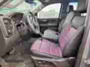 2024 Chevrolet Silverado 1500 Custom Trail Boss z VIN 3GCUDCE88RG346358, wystawiony jako Copart lot #62258825 z przebiegiem Nie podano mil oraz Szkoda całkowita • Salvage title. Historia ofert i sprzedaży dostępna na DreamBid. Obrazek 7.