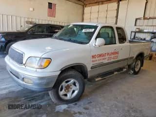 2002 Toyota Tundra SR5 z VIN 5TBRT34132S323230, wystawiony jako Copart lot #84025575 z przebiegiem 261 136 mil mil oraz Szkoda całkowita • Salvage title. Historia ofert i sprzedaży dostępna na DreamBid. Obrazek 1.