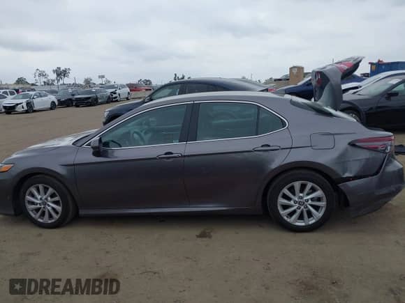 2023 Toyota Camry LE z VIN 4T1C11AKXPU119236, wystawiony jako IAAI lot #43326388 z przebiegiem 23 626 mil mil oraz . Historia ofert i sprzedaży dostępna na DreamBid. Obrazek 15.