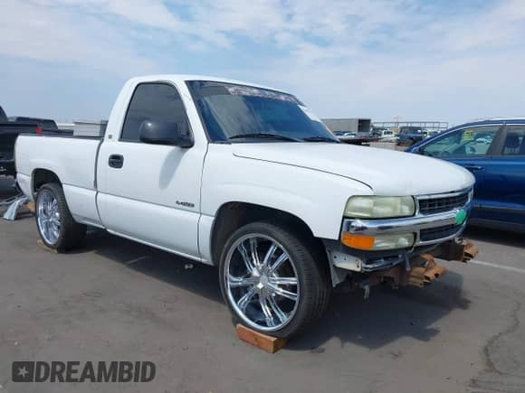 2002 Chevrolet Silverado 1500 z VIN 1GCEC14W22Z102044, wystawiony jako IAAI lot #42691624 z przebiegiem 445 408 mil mil oraz . Historia ofert i sprzedaży dostępna na DreamBid. Obrazek 1.
