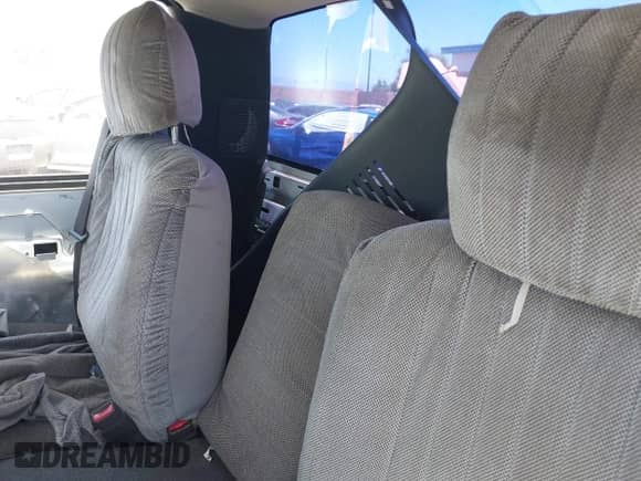 2005 GMC Sierra 1500 Work Truck z VIN 1GTEC14VX5Z164609, wystawiony jako IAAI lot #42687800 z przebiegiem 115 621 mil mil oraz . Historia ofert i sprzedaży dostępna na DreamBid. Obrazek 8.