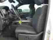 2020 Ram 1500 Big Horn z VIN 1C6RREFG6LN289012, wystawiony jako Copart lot #61009815 z przebiegiem 129 977 mil mil oraz Szkoda całkowita • Salvage title. Historia ofert i sprzedaży dostępna na DreamBid. Obrazek 7.