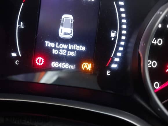 2019 Jeep Compass Altitude z VIN 3C4NJCBB4KT755810, wystawiony jako IAAI lot #41197022 z przebiegiem 66 456 mil mil oraz . Historia ofert i sprzedaży dostępna na DreamBid. Obrazek 16.