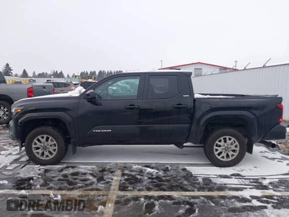 2024 Toyota Tacoma SR5 z VIN 3TMKB5FN3RM004833, wystawiony jako IAAI lot #41580572 z przebiegiem 7 039 mil mil oraz . Historia ofert i sprzedaży dostępna na DreamBid. Obrazek 14.