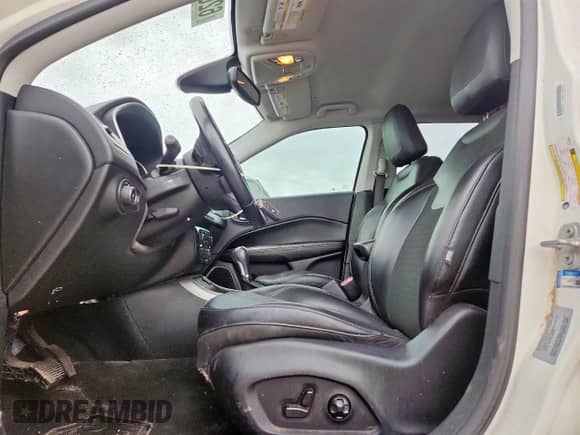 2018 Jeep Compass Latitude z VIN 3C4NJCBB9JT108608, wystawiony jako Copart lot #62002645 z przebiegiem 116 450 mil mil oraz Czysty tytuł • Clean title. Historia ofert i sprzedaży dostępna na DreamBid. Obrazek 7.