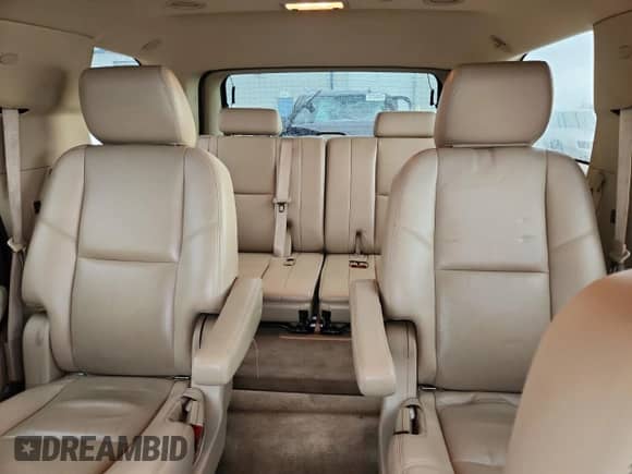2011 Chevrolet Tahoe LTZ z VIN 1GNSCCE06BR375925, wystawiony jako Copart lot #85565375 z przebiegiem 118 730 mil mil oraz Czysty tytuł • Clean title. Historia ofert i sprzedaży dostępna na DreamBid. Obrazek 10.