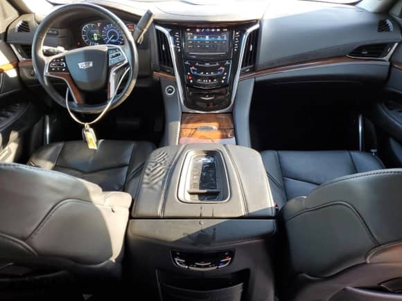 2017 Cadillac Escalade ESV Luxury с VIN 1GYS4HKJXHR145971, выставлен на аукционе Copart как лот 48199984 с пробегом 67 422 миль миль и Списание • Salvage title. История ставок и продаж доступна на DreamBid. Изображение 8.