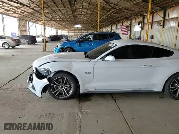 2017 Ford Mustang GT z VIN 1FA6P8CF8H5320031, wystawiony jako Copart lot #84209545 z przebiegiem 71 189 mil mil oraz Szkoda całkowita • Salvage title. Historia ofert i sprzedaży dostępna na DreamBid. Obrazek 13.