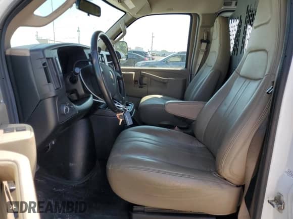 2021 Chevrolet Express Cargo z VIN 1GCWGAF74M1168112, wystawiony jako Copart lot #66827733 z przebiegiem 296 681 mil mil oraz . Historia ofert i sprzedaży dostępna na DreamBid. Obrazek 7.