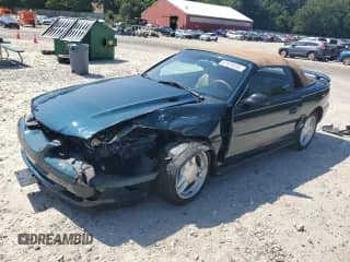 1995 Ford Mustang z VIN 1FALP45T8SF243032, wystawiony jako Copart lot #67979235 z przebiegiem 102 443 mil mil oraz Czysty tytuł • Clean title. Historia ofert i sprzedaży dostępna na DreamBid. Obrazek 1.