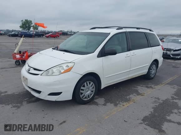2010 Toyota Sienna CE z VIN 5TDKK4CC7AS312444, wystawiony jako IAAI lot #42291580 z przebiegiem 215 260 mil mil oraz . Historia ofert i sprzedaży dostępna na DreamBid. Obrazek 2.