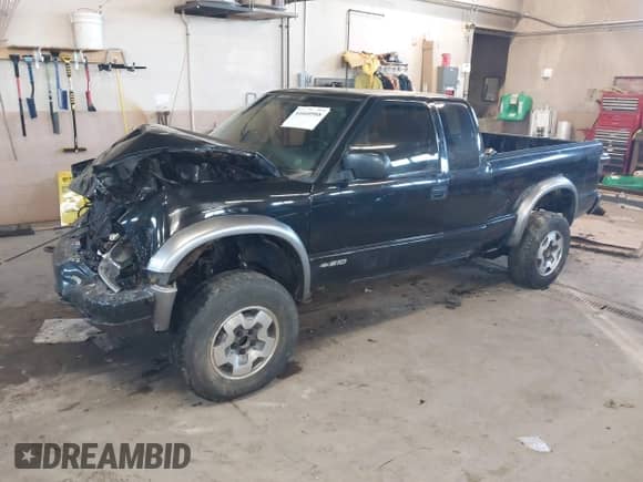 2002 Chevrolet S-10 LS z VIN 1GCCT19W328189054, wystawiony jako IAAI lot #41660988 z przebiegiem 217 256 mil mil oraz . Historia ofert i sprzedaży dostępna na DreamBid. Obrazek 17.