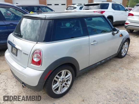 2012 MINI Hardtop с VIN WMWSU3C57CT255749, выставлен на аукционе IAAI как лот 43342110 с пробегом 99 460 миль миль и . История ставок и продаж доступна на DreamBid. Изображение 4.