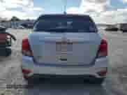 2018 Chevrolet Trax LS z VIN 3GNCJKSB6JL225765, wystawiony jako Copart lot #82482995 z przebiegiem 109 641 mil mil oraz Czysty tytuł • Clean title. Historia ofert i sprzedaży dostępna na DreamBid. Obrazek 6.