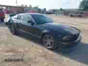 2005 Ford Mustang GT Deluxe z VIN 1ZVFT82H855255747, wystawiony jako IAAI lot #42706848 z przebiegiem Nie podano mil oraz . Historia ofert i sprzedaży dostępna na DreamBid. Obrazek 1.