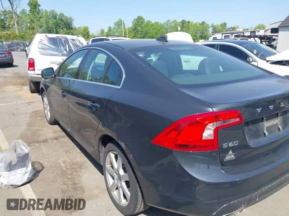 2016 Volvo S60 T5 Drive-E Premier z VIN YV126MFK4G2399690, wystawiony jako IAAI lot #42043307 z przebiegiem 100 647 mil mil oraz . Historia ofert i sprzedaży dostępna na DreamBid. Obrazek 3.