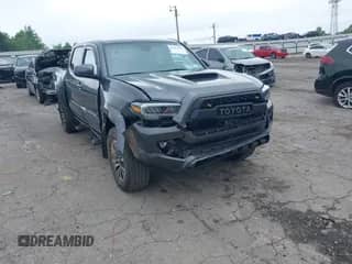 2022 Toyota Tacoma SR z VIN 3TMCZ5AN2NM507478, wystawiony jako IAAI lot #42425907 z przebiegiem 40 796 mil mil oraz . Historia ofert i sprzedaży dostępna na DreamBid. Obrazek 1.