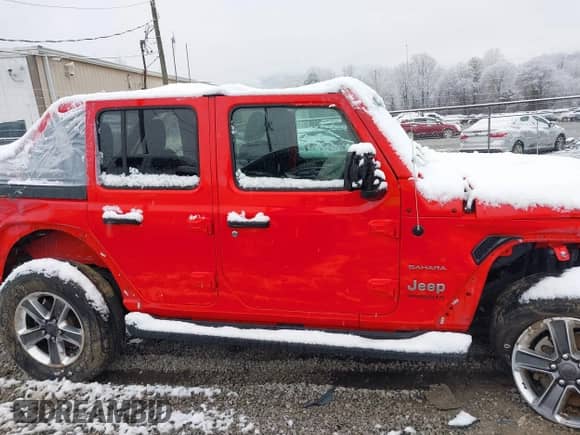 2021 Jeep Wrangler Unlimited Sahara Altitude z VIN 1C4HJXENXMW592247, wystawiony jako IAAI lot #41603078 z przebiegiem 71 751 mil mil oraz . Historia ofert i sprzedaży dostępna na DreamBid. Obrazek 13.