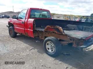 2003 Chevrolet Silverado 2500HD LS z VIN 1GCHK24133E351004, wystawiony jako IAAI lot #43539108 z przebiegiem 140 891 mil mil oraz . Historia ofert i sprzedaży dostępna na DreamBid. Obrazek 3.