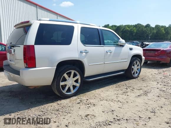 2007 Cadillac Escalade z VIN 1GYEC63827R258831, wystawiony jako IAAI lot #42615703 z przebiegiem 188 089 mil mil oraz . Historia ofert i sprzedaży dostępna na DreamBid. Obrazek 4.