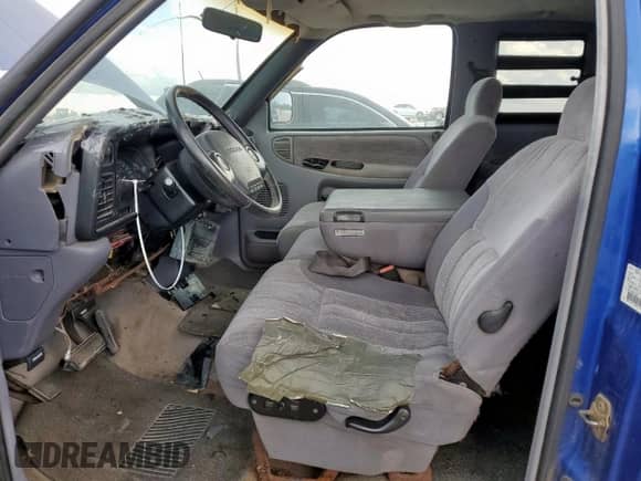 1997 Dodge 1500 z VIN 3B7HC13Z0VG712845, wystawiony jako Copart lot #62941145 z przebiegiem 269 732 mil mil oraz Czysty tytuł • Clean title. Historia ofert i sprzedaży dostępna na DreamBid. Obrazek 7.