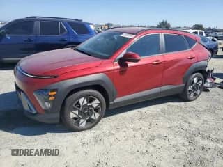 2024 Hyundai Kona SEL с VIN KM8HB3AB1RU100737, выставлен на аукционе Copart как лот 81327315 с пробегом 21 816 миль миль и Списание • Salvage title. История ставок и продаж доступна на DreamBid. Изображение 1.