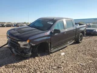 2023 Chevrolet Silverado 1500 LT Trail Boss z VIN 3GCUDFED3PG101043, wystawiony jako Copart lot #84043354 z przebiegiem 26 744 mil mil oraz Szkoda całkowita • Salvage title. Historia ofert i sprzedaży dostępna na DreamBid. Obrazek 1.