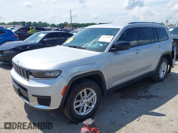 2023 Jeep Grand Cherokee Laredo z VIN 1C4RJJAG7P8818021, wystawiony jako IAAI lot #42735525 z przebiegiem 49 029 mil mil oraz . Historia ofert i sprzedaży dostępna na DreamBid. Obrazek 2.