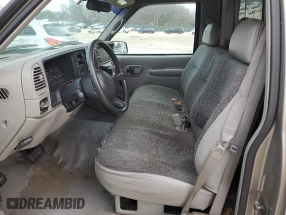 1998 GMC Sierra 1500 z VIN 1GTEC14W0WZ526005, wystawiony jako Copart lot #86539824 z przebiegiem 206 094 mil mil oraz Czysty tytuł • Clean title. Historia ofert i sprzedaży dostępna na DreamBid. Obrazek 7.