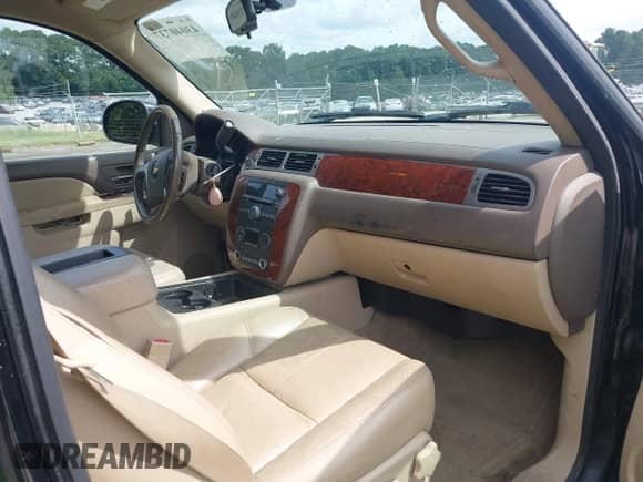 2011 Chevrolet Suburban LT z VIN 1GNSCJE05BR309175, wystawiony jako IAAI lot #43040737 z przebiegiem 183 443 mil mil oraz . Historia ofert i sprzedaży dostępna na DreamBid. Obrazek 5.