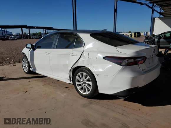 2021 Toyota Camry LE z VIN 4T1C11AK8MU592841, wystawiony jako Copart lot #80347815 z przebiegiem 135 593 mil mil oraz Szkoda całkowita • Salvage title. Historia ofert i sprzedaży dostępna na DreamBid. Obrazek 2.