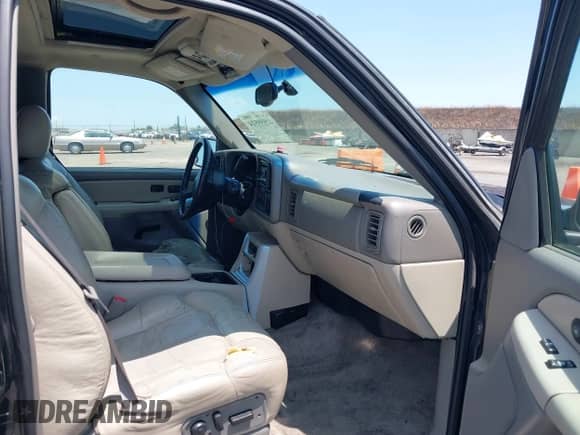 2002 Chevrolet Tahoe Z71 z VIN 1GNEK13T22R314086, wystawiony jako IAAI lot #42559524 z przebiegiem 256 113 mil mil oraz . Historia ofert i sprzedaży dostępna na DreamBid. Obrazek 5.