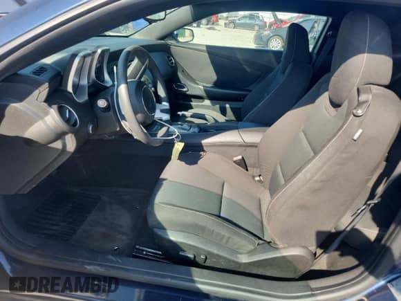 2010 Chevrolet Camaro 1LT z VIN 2G1FB1EV0A9217899, wystawiony jako Copart lot #83840395 z przebiegiem 159 064 mil mil oraz Szkoda całkowita • Salvage title. Historia ofert i sprzedaży dostępna na DreamBid. Obrazek 7.