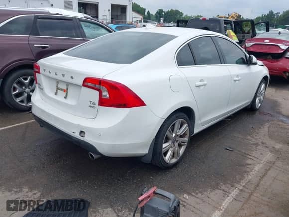 2013 Volvo S60 T6 R-Design Platinum с VIN YV1902FH5D2174408, выставлен на аукционе IAAI как лот 42684724 с пробегом 94 451 миль миль и . История ставок и продаж доступна на DreamBid. Изображение 4.