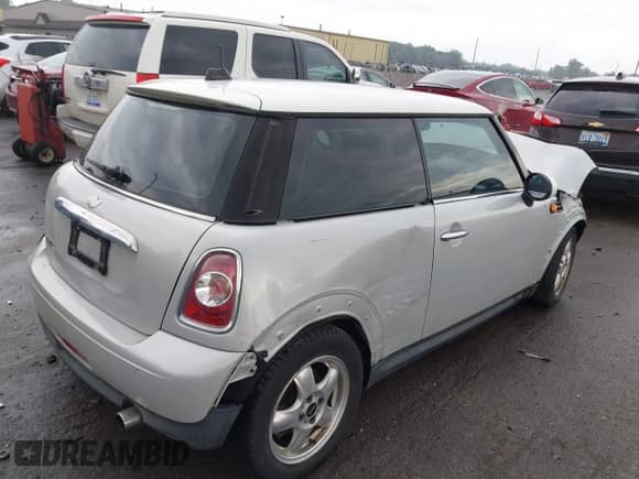 2012 MINI Hardtop z VIN WMWSU3C56CT539812, wystawiony jako IAAI lot #43268307 z przebiegiem 108 198 mil mil oraz . Historia ofert i sprzedaży dostępna na DreamBid. Obrazek 4.